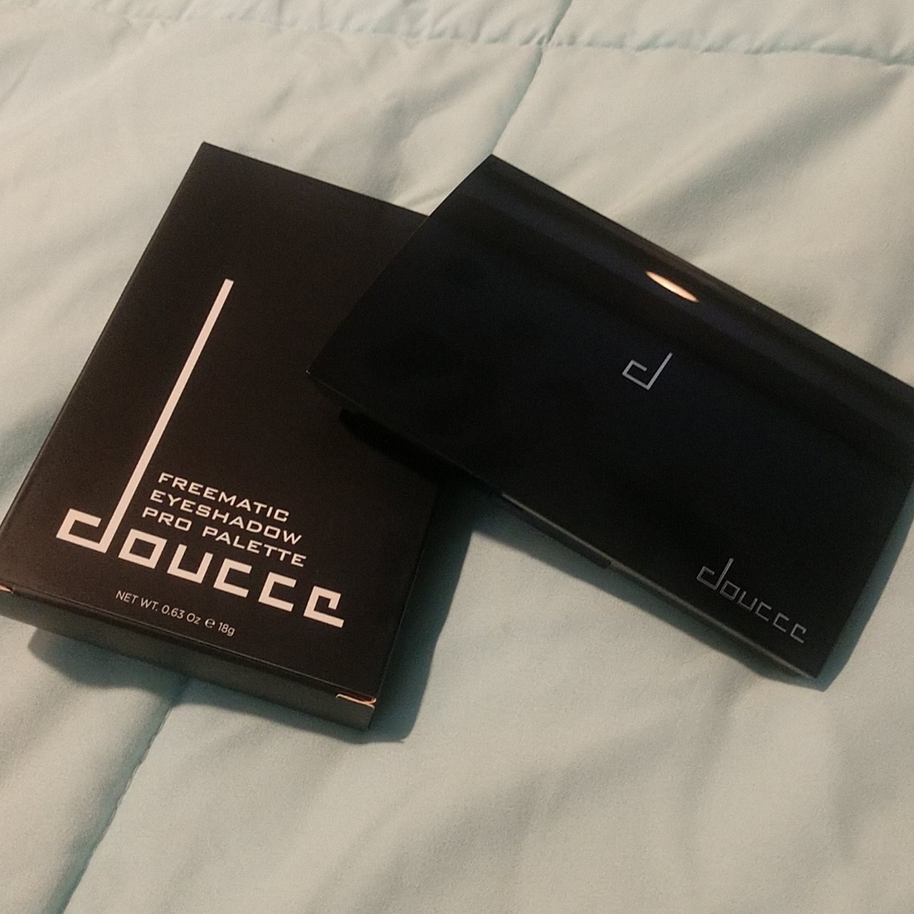 Doucce Eyeshadow Pallette NWOT